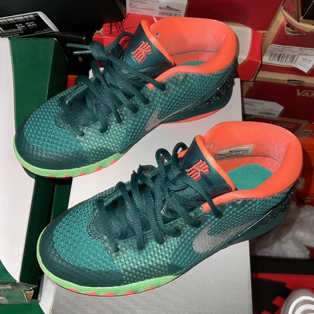 Gradeschool Nike Kyrie 1 Size 5y - Picture 2 of 4